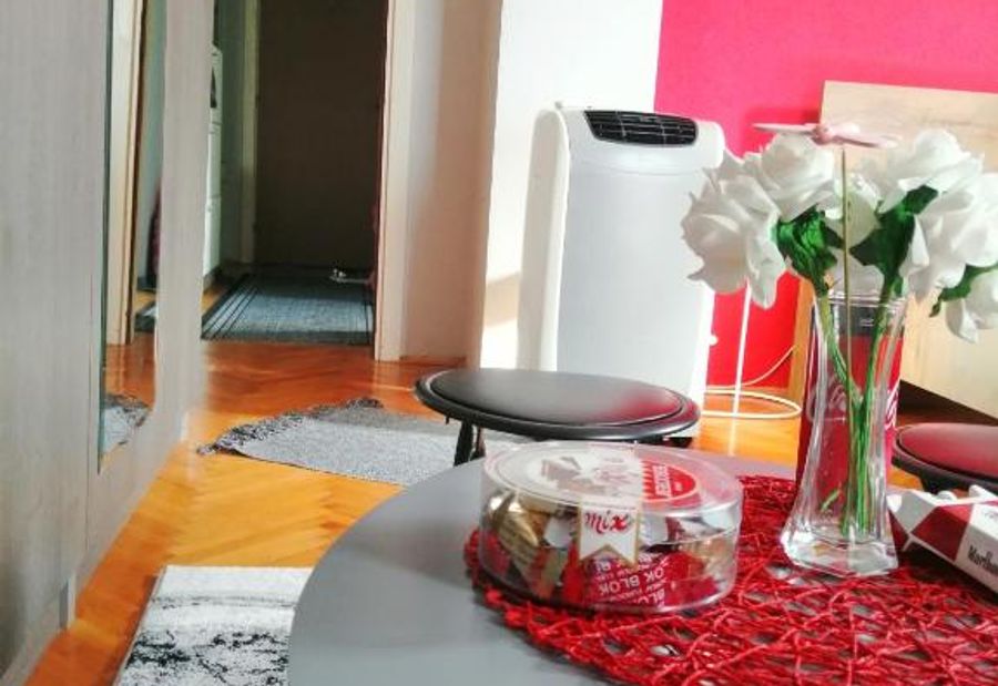 Apartman Red wall