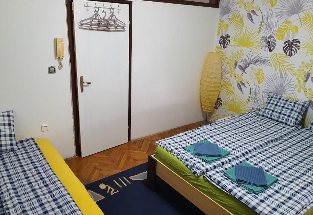 Apartman Yellow House